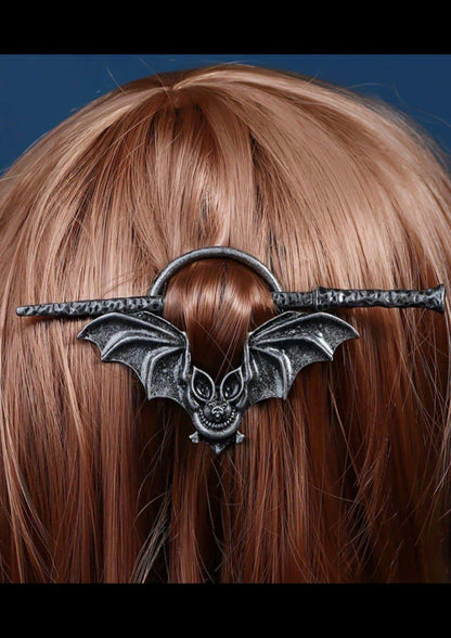 Schwarzer metall haarring in fledermausform mit strukturierter flügeloptik und passendem mondfalter haar wand für dunkle ästhetik