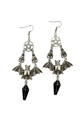 Silberne Fledermaus-Ohrringe mit schwarzen Kristallanhängern und Pentagramm-Akzenten.