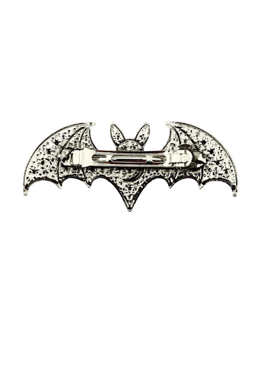 Silberner haarklammer in fledermausform mit texturierten flügeln und hasengesicht als gothic hair accessory