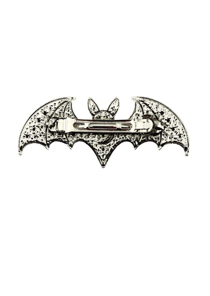 Silberner haarklammer in fledermausform mit texturierten flügeln und hasengesicht als gothic hair accessory