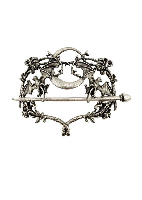 Silberfarbene Metallbrosche mit aufwendigen Fledermaus- und Blumenmustern um einen zentralen Halbmond.