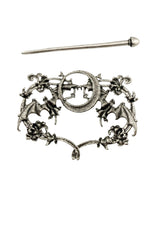 Silberfarbene, aufwendig gestaltete Haarnadel mit kunstvollen Fledermaus- und Blumenmotiven und einer zentralen runden Ornamentik.