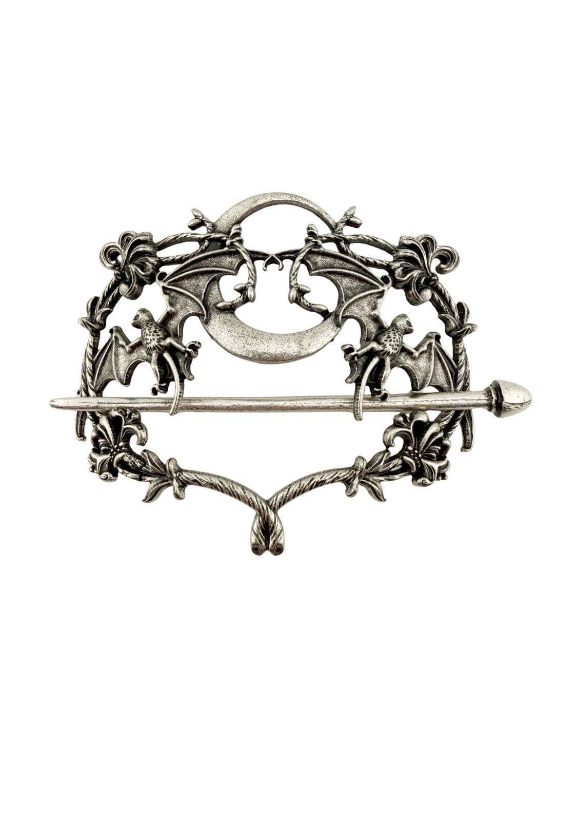 Silberfarbene Metallbrosche mit aufwendigen Fledermaus- und Blumenmustern um einen zentralen Halbmond.