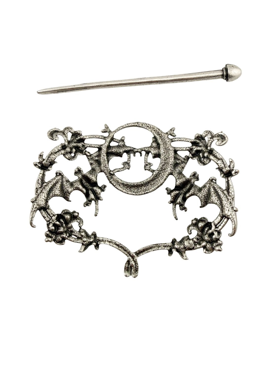 Silberfarbene, aufwendige Haarnadel mit aufwendigen Fledermaus- und Blumenmustern und einem zentralen runden Motiv.