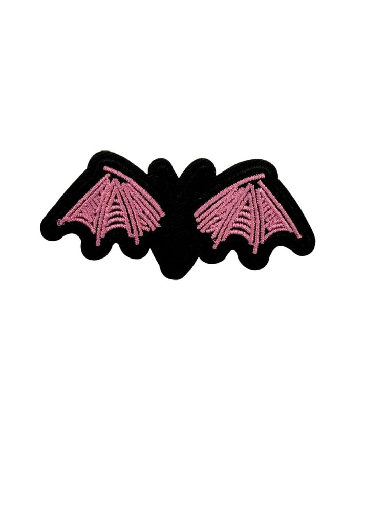 Schwarzer hintergrund mit pink patch bat pink sew-in patch mit bestickter fledermaus und texturierten flügeln
