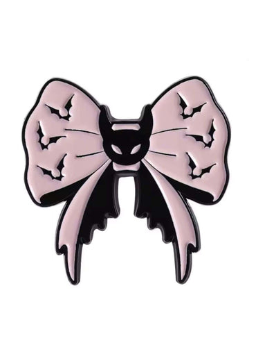 Rosa und schwarze emaille schleifenpin mit fledermausmotiven im gothic horror stil
