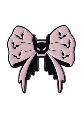 Rosa und schwarz emaillierte Anstecknadel in Form einer Schleife mit Fledermausmotiven.