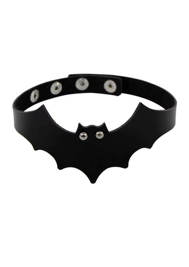 Schwarzer bat shape choker mit silbernen nieten und matter oberfläche aus kunstleder