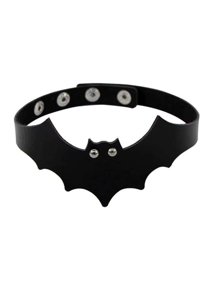 Schwarzer bat shape choker mit silbernen nieten und matter oberfläche aus kunstleder