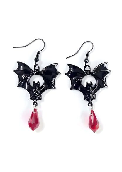 Gotische Fledermaus-Ohrringe mit schwarzen Flügeln und roten Tropfenakzenten.