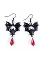 Fledermausförmige Ohrringe mit roten Kristalltropfen, schwarzen und silbernen Akzenten.