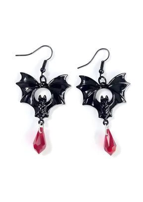 Gotische Fledermaus-Ohrringe mit schwarzen Flügeln und roten Tropfenakzenten.