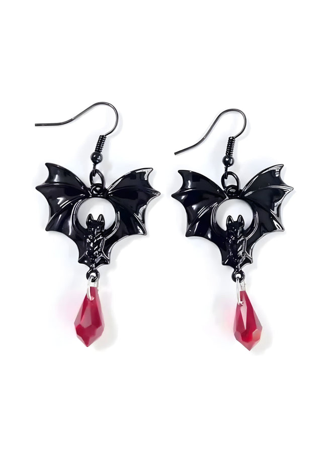Gotische Fledermaus-Ohrringe mit schwarzen Flügeln und roten Tropfenakzenten.