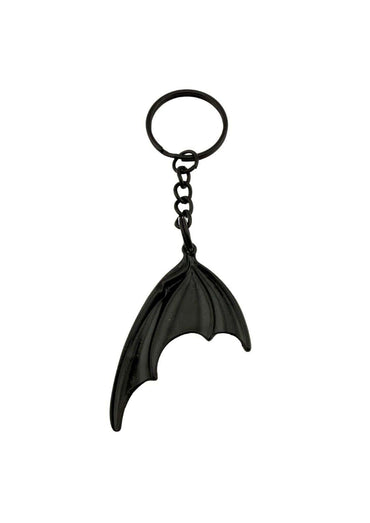 Schwarzer schlüsseanhänger bat wing mit glänzendem metall und dunklem design, ideal für gaia lizensierte kleidung