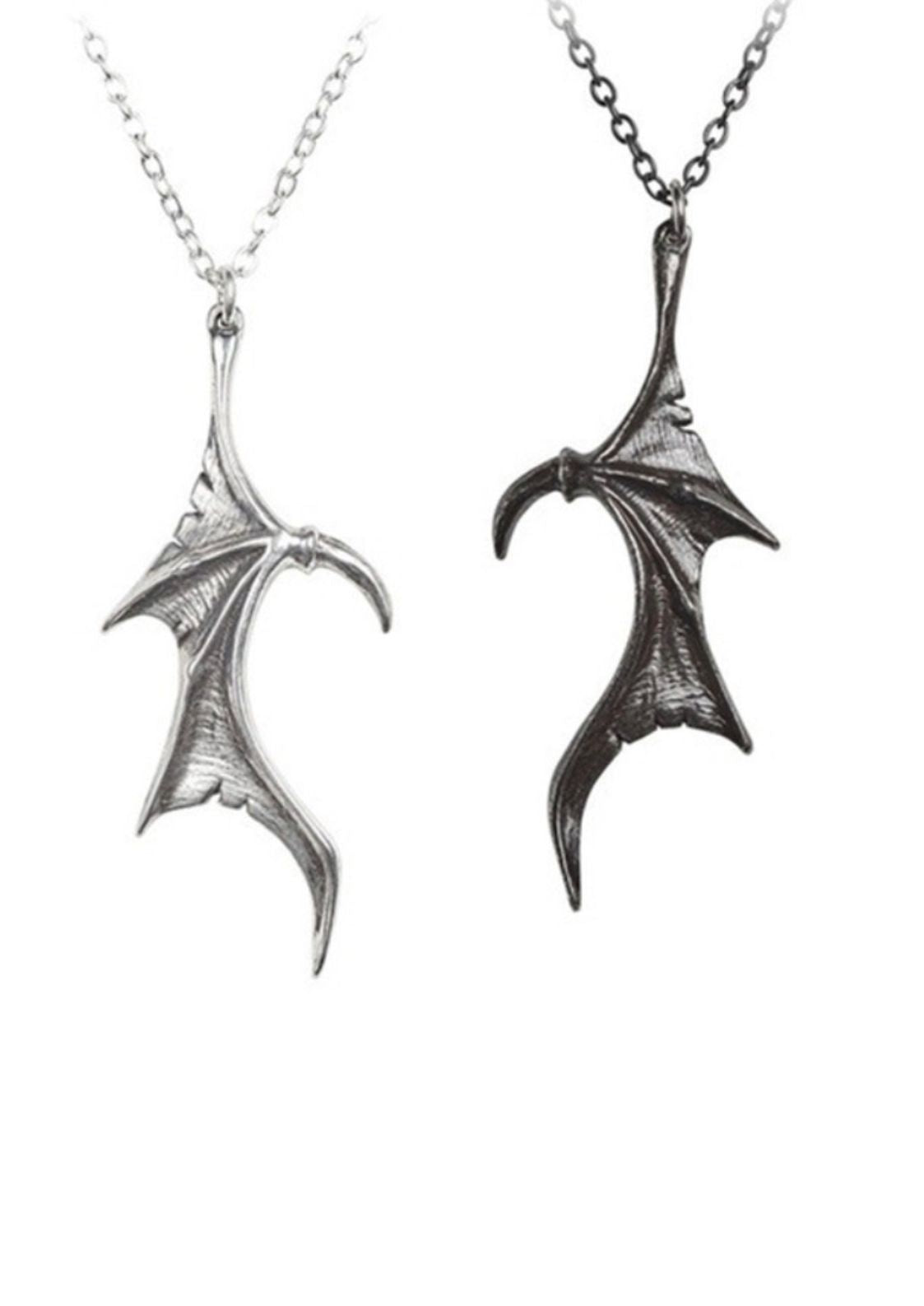 Silberne Fledermausflügel-Anhänger-Halskette mit schwarzen Akzenten und einer zarten Kette.