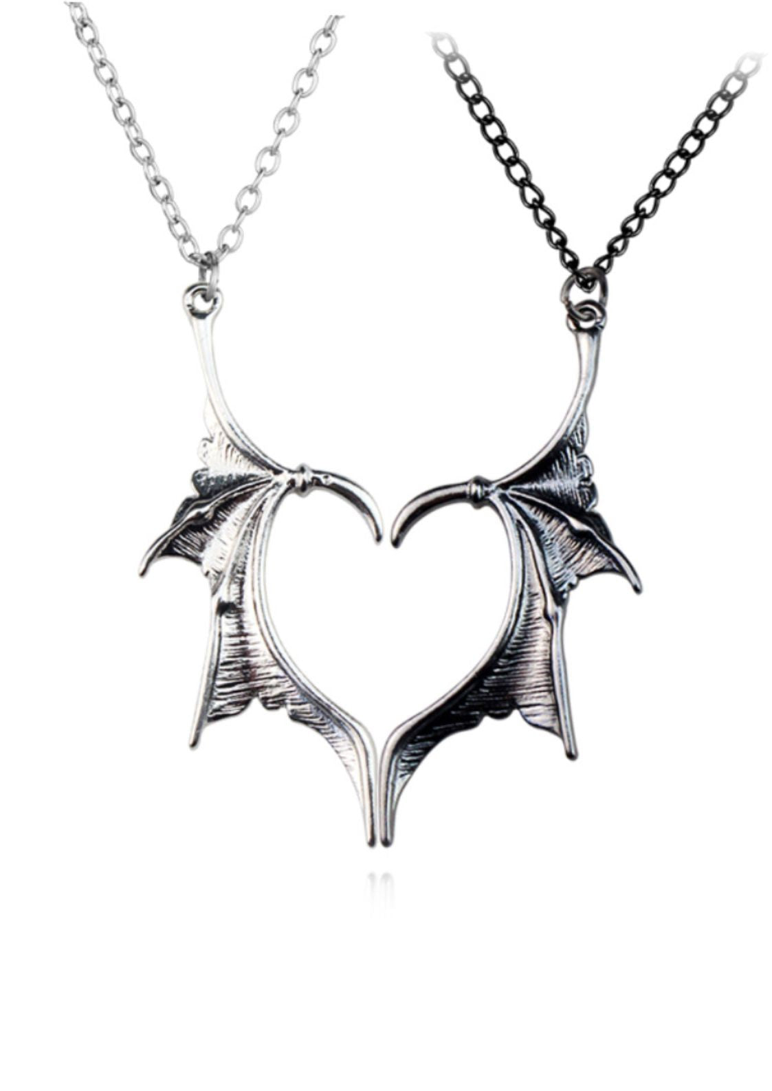 Silberne Fledermausflügel-Herz-Kette mit aufwendiger Verarbeitung und einer zarten Kette.