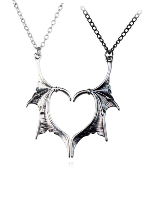 Silberne Fledermausflügel-Herz-Kette mit aufwendiger Verarbeitung und einer zarten Kette.