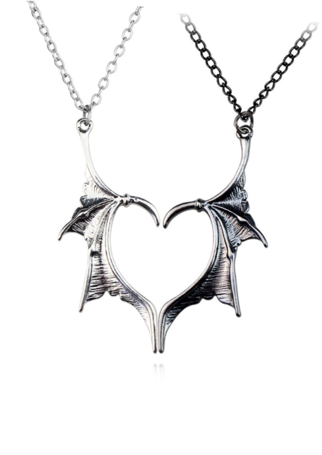 Silberne Fledermausflügel-Herz-Kette mit aufwendiger Verarbeitung und einer zarten Kette.