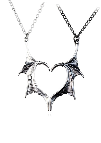 Silbernes herzförmiges Fledermausflügel-Halskette mit aufwendiger Verarbeitung und einer zarten Kette.