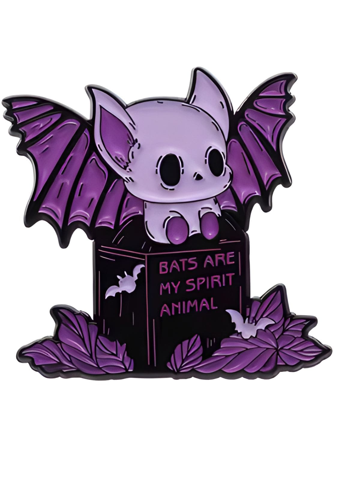Lila Fledermaus-Emaille-Pin mit Flügeln und ’Fledermäuse sind mein Geisttier’-Text.