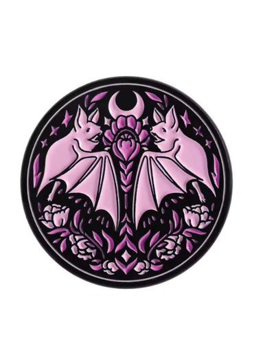 Rosa bat-förmiger enamel pin mit lila lotusblume und halbmond im gothic stil ideal für horror fans