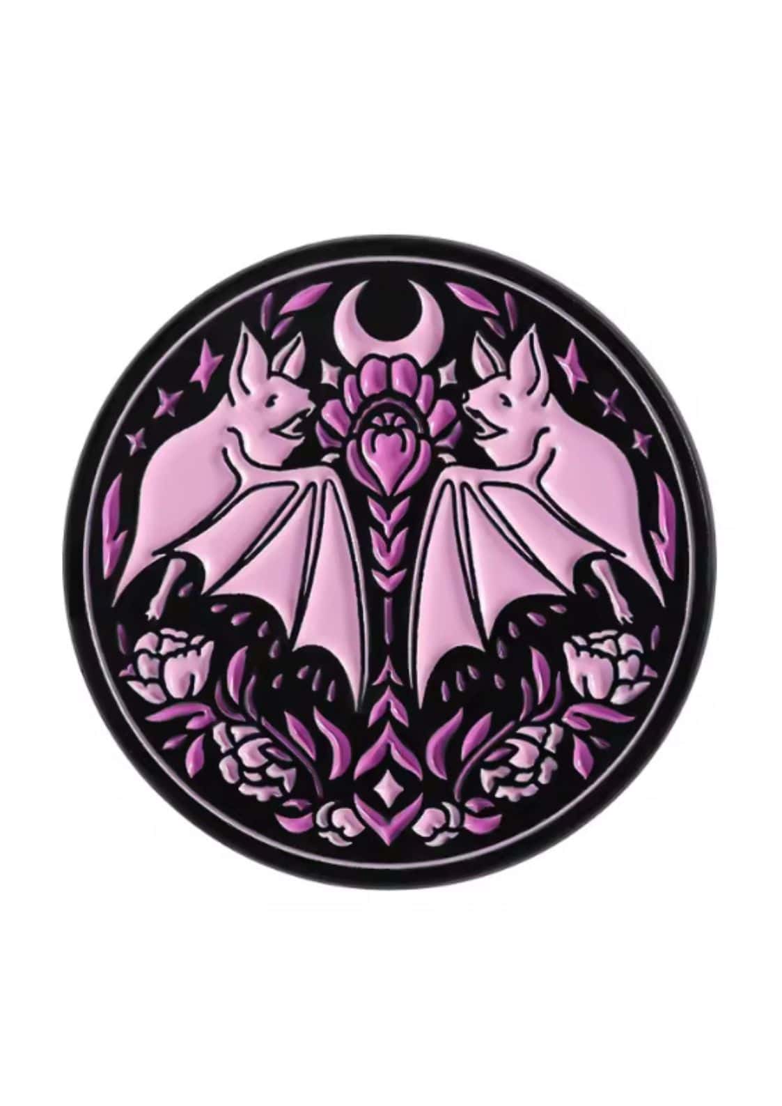 Rosa Emaille-Anstecknadel in Form einer Fledermaus mit violetter Lotusblume und Mondsichelmotiv.