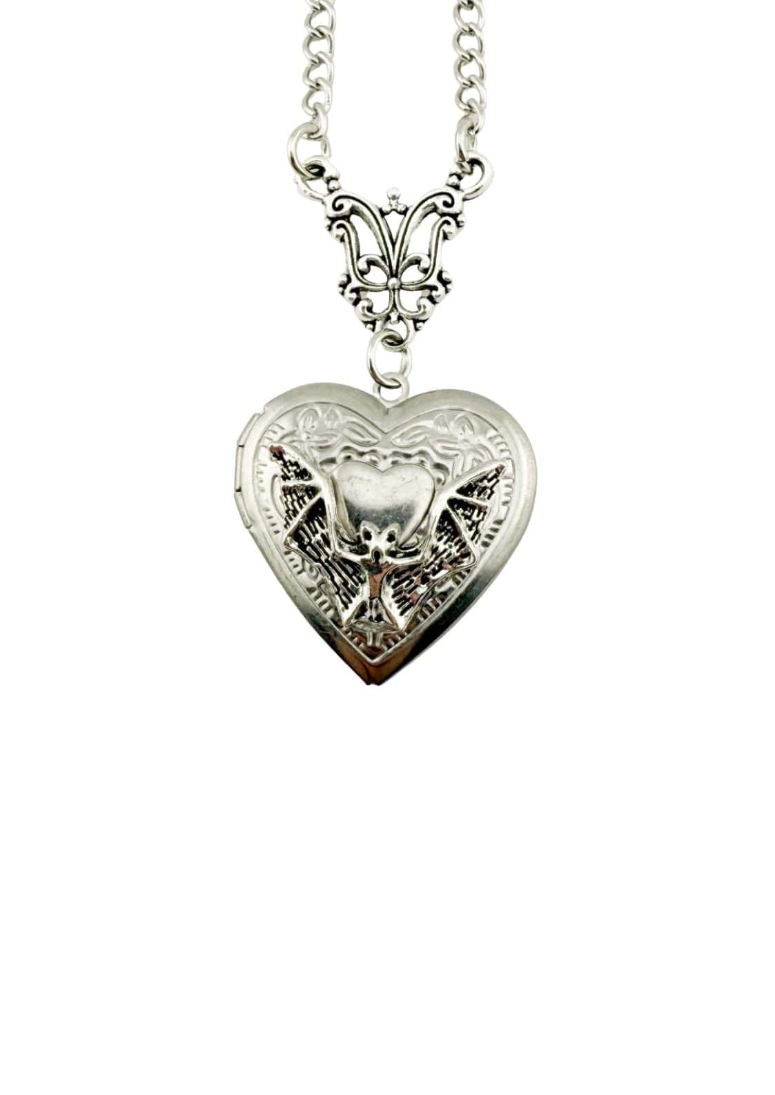 Silberne elegante halskette herzförmiges medaillon mit filigraner fledermaus-prägung und feiner kette