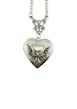 Silbernes Herz-Medaillon-Halskette mit aufwendigem Design und Kette.