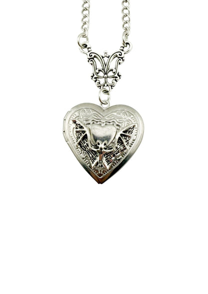 Silbernes Herz-Medaillon-Halskette mit aufwendigem Design und Kette.