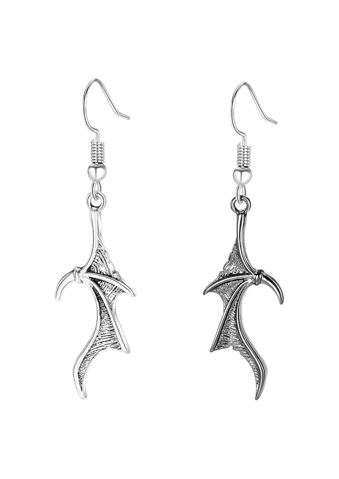 Silberne ohrringe im gothic stil mit drachenflügel-design und texturierten oberflächen für gothic kleidung