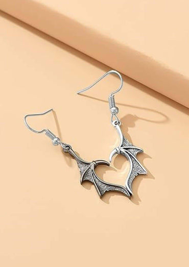 Silberfarbene ohrringe bats love mit fledermausflügeln und herzförmigen ausschnitten für gothic kleidung und horror looks