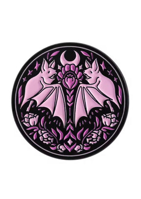Rosa Emaille-Anstecknadel in Form einer Fledermaus mit violetter Lotusblume und Mondsichelmotiv.