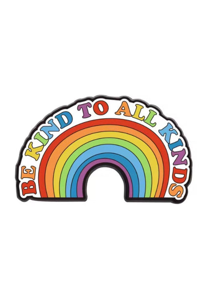 Regenbogen-Aufkleber mit dem Text ’Sei freundlich zu allen Arten’ in schwarzer und weißer Schrift auf einer matten Oberfläche.