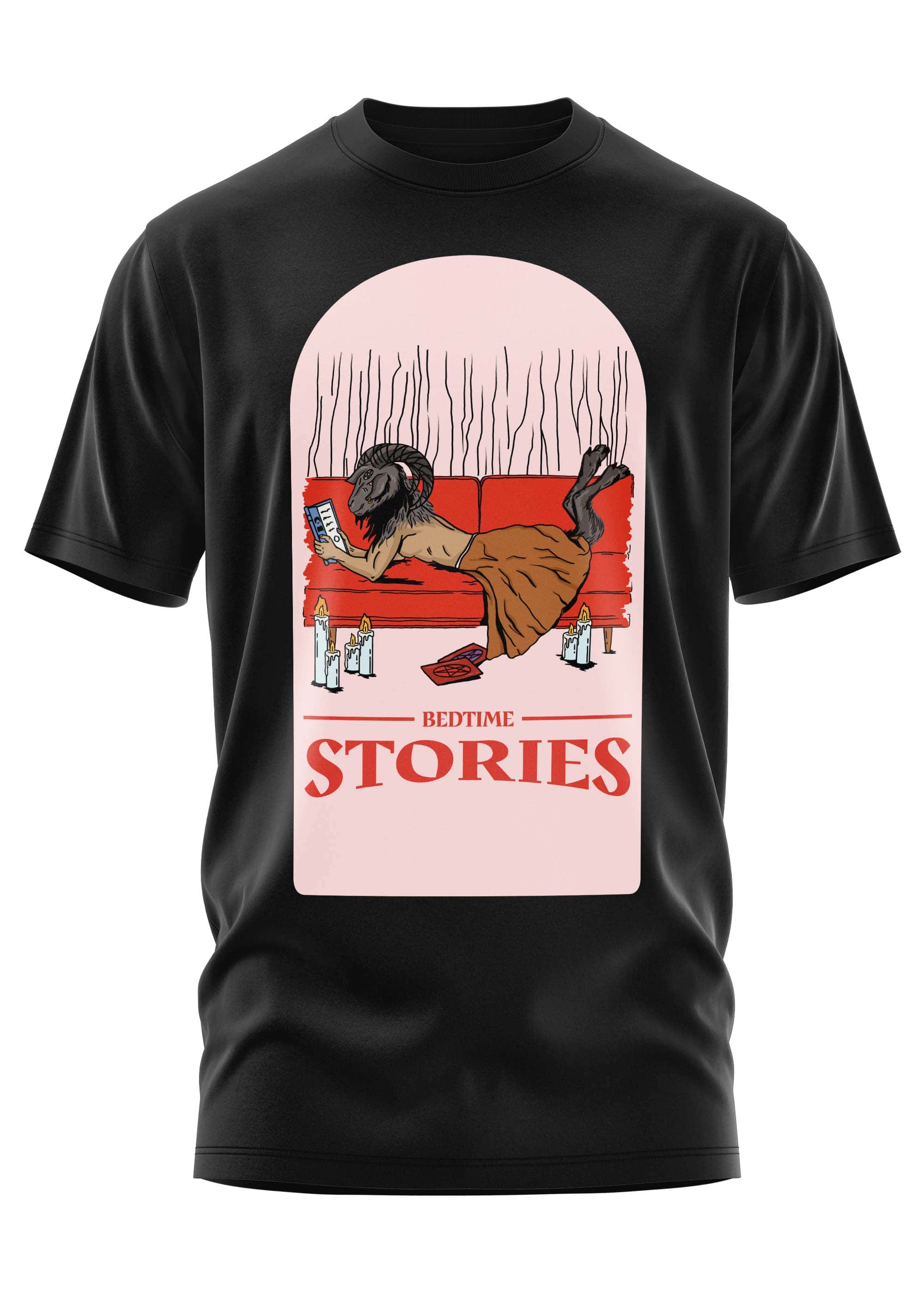 Schwarzes Baumwollshirt mit gothic-inspiriertem Ziegen-Illustration beim Lesen auf rotem Sofa für bitte Horror-Liebhaber