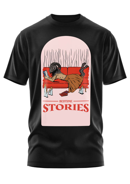 Schwarzes Baumwollshirt mit gothic-inspiriertem Ziegen-Illustration beim Lesen auf rotem Sofa für bitte Horror-Liebhaber