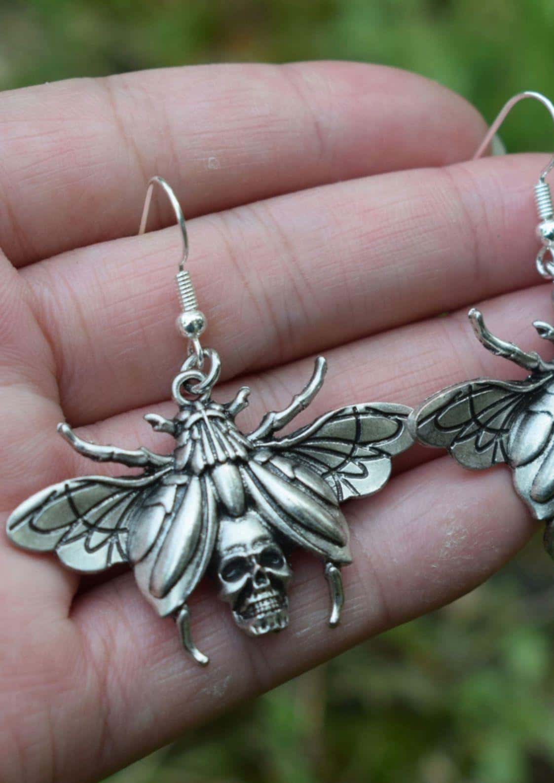 Silberne ohrringe beetle skull mit bienenform, filigranen flügeln und schädel für gothic horror dark fashion