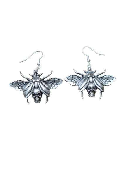 Silberne beetle skull ohrringe mit detaillierten flügeln und einem schädel in der mitte im gothic horror stil