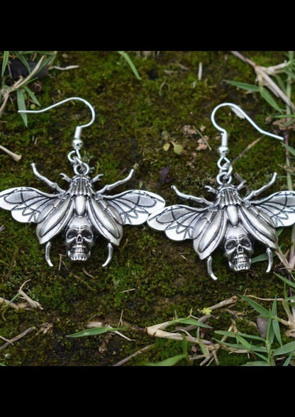 Silberne beetle skull ohrringe in form eines käfers mit detaillierten flügeln und schädeldesign für gothic fashion