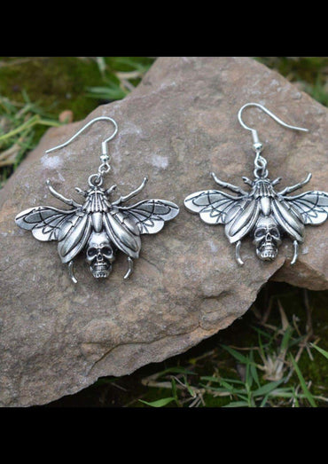 Silberne beetle skull ohrringe aus metalllegierung mit detaillierten flügeln und schädel für gothic und dark fashion
