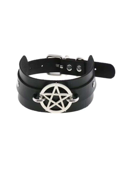 Schwarzer faux leder slave choker mit großem silbernem pentagramm anhänger als spike slave choker