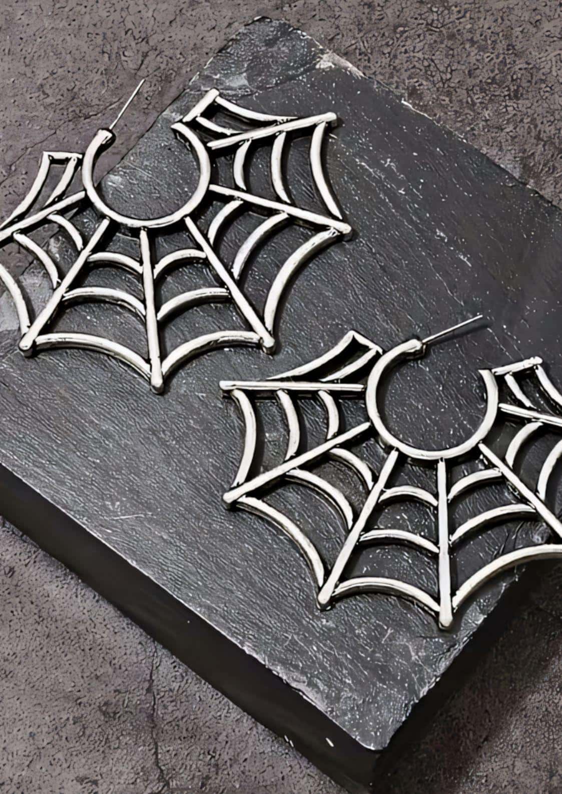 Silberne big spiderweb ohrringe mit filigranem, detailreichem spinnenwebdesign in großer kreisform