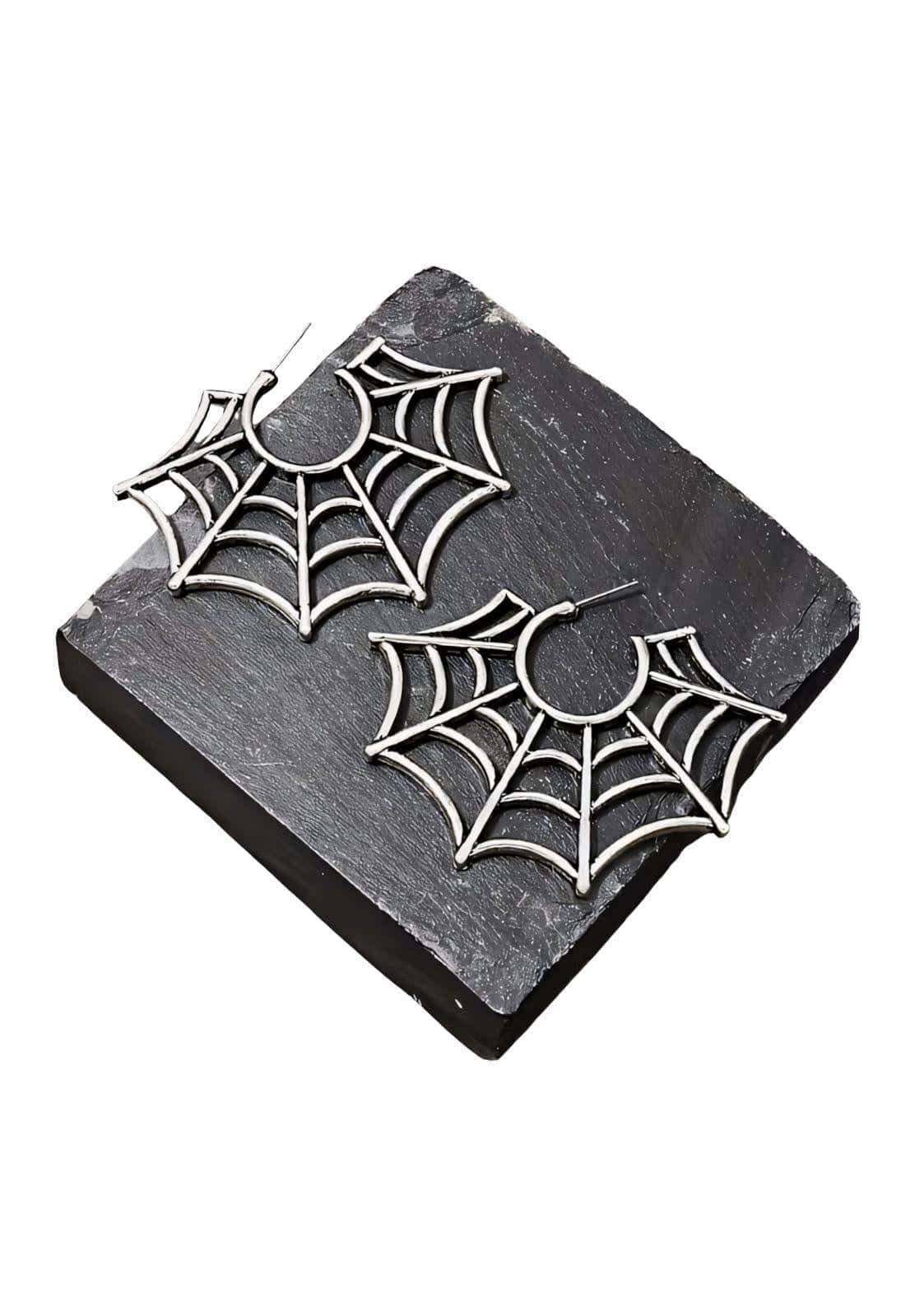 Silberne big spiderweb ohrringe mit filigranen geometrischen mustern und metallischem finish