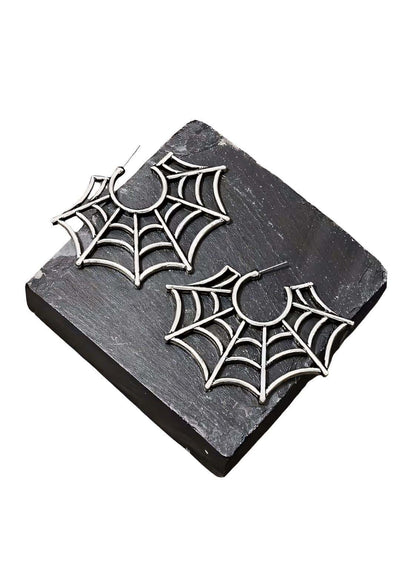 Silberne big spiderweb ohrringe mit filigranen geometrischen mustern und metallischem finish