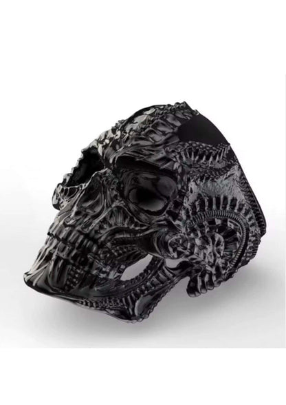 Biomechanic skull black ring mit glänzendem finish und fein strukturierter oberfläche aus schwarzem metall