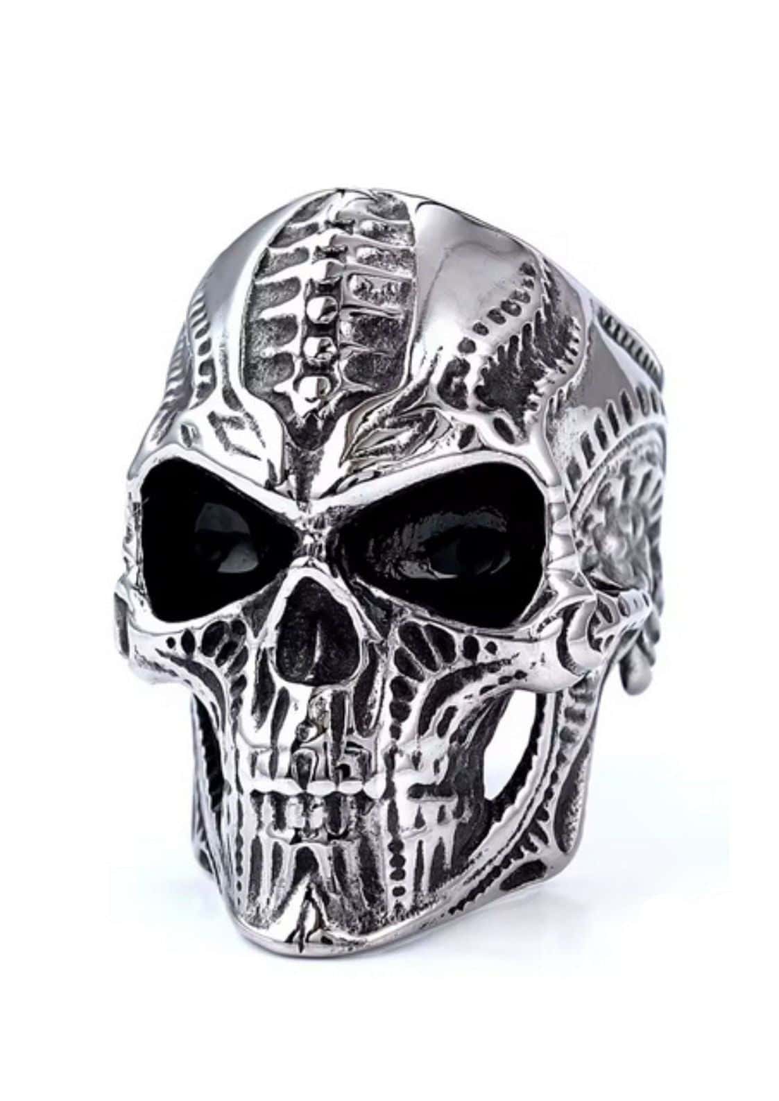 Silberner Totenkopfring mit aufwendigem Design und schwarzen Augen.