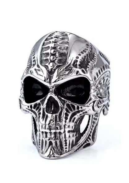 Silberner Totenkopfring mit aufwendigem Design und schwarzen Augen.