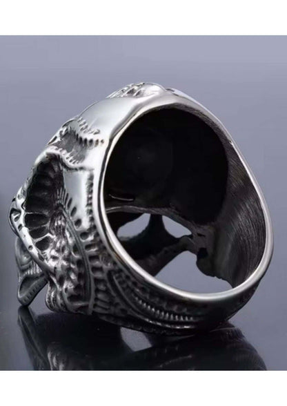 Silberner Totenkopfring mit aufwendigen Details und einem sternförmigen Ausschnitt