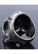 Silberner Totenkopfring mit aufwendigen Details und einem sternförmigen Ausschnitt