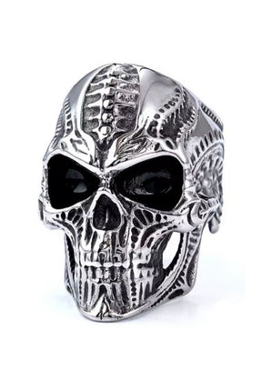 Silberner Totenkopfring mit aufwendigem Design und schwarzen Augen.