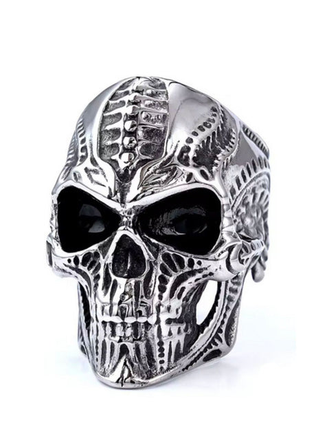 Silberner Totenkopfring mit aufwendigem Design und schwarzen Augen.